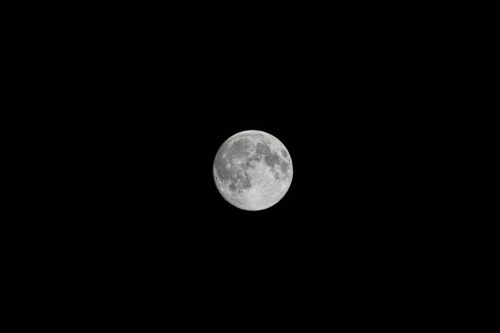 Full Moon in Virgo (April 1, 2026): meaning, effects and Jyotish analysis Crisp image of the full moon captured against a black night sky.